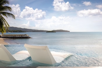 Preferred Club Bungalow Suite Ocean Front Swim Out King