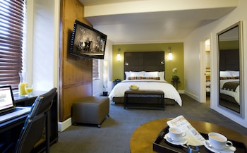 Deluxe Room, 1 King Bed (Sitting Area)