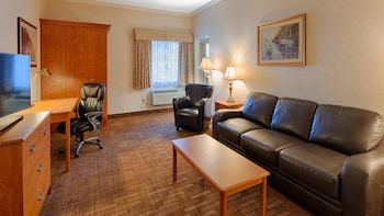 Suite, 1 King Bed with Sofa bed, Non Smoking, Refrigerator & Microwave (with Sofabed)