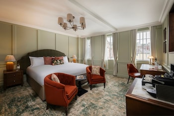 Deluxe Room, 1 King Bed, City View (Junior Suite)