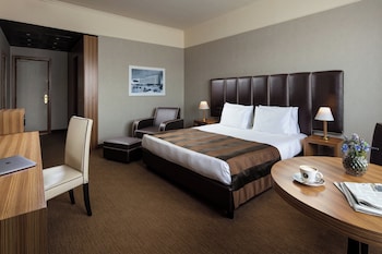 Premium Room, 1 King Bed (Stocked Minibar)