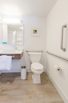 Room, 2 Queen Beds, Accessible, Non Smoking