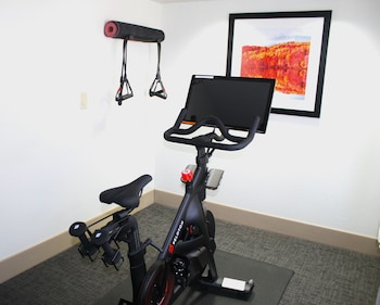 Room, 1 Queen Bed (Peloton)
