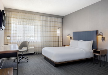 Room, 1 Queen Bed, Hearing Accessible (Accessible Bathtub)