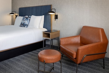 Room, 1 King Bed, Hearing Accessible (Accessible Bathtub)