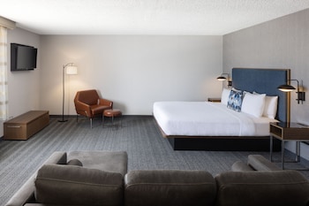 Studio, 1 King Bed, Hearing Accessible (Accessible Bathtub)