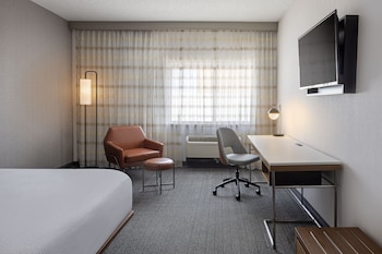 Room, 1 King Bed, Hearing Accessible (Accessible Bathtub)