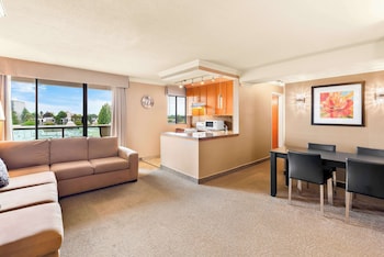 Suite, 1 Queen Bed, Non Smoking, Kitchenette (with Sofabed)