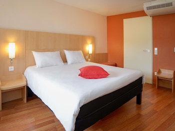 Accessible room with a double bed and a single bed