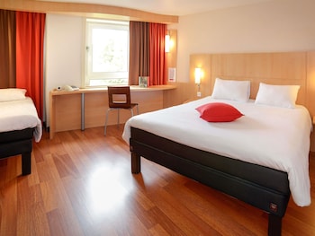 Accessible room with a double bed and a single bed