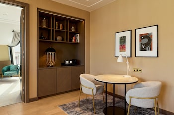 Suite, 1 King Bed, Balcony