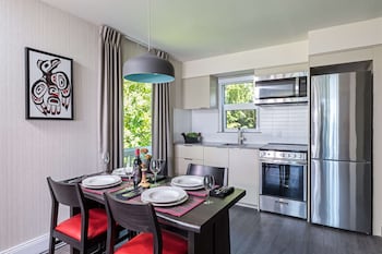 Suite, 1 King Bed, Kitchen, Ocean View (with Sofabed)