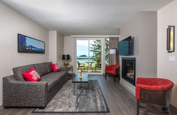 Suite, 1 King Bed, Kitchen, Ocean View (with Sofabed)