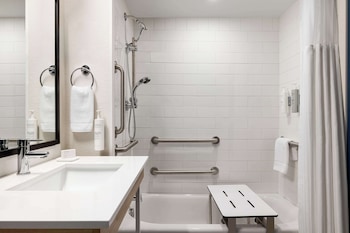 Room, 1 King Bed, Accessible, Bathtub (Mobility & Hearing)