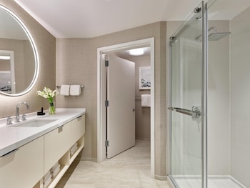 Suite, 1 King Bed, Kitchen