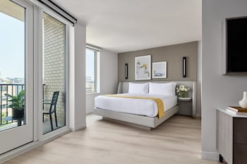 Junior Suite, 1 King Bed, Balcony