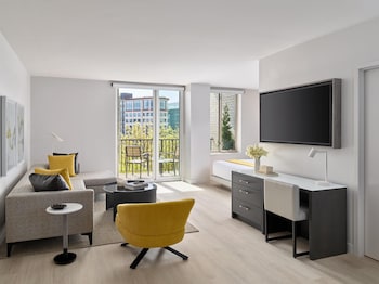Deluxe Room, 1 Queen Bed, Mobility Accessible, Balcony