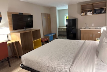 Room, 1 King Bed, Non Smoking, Kitchenette