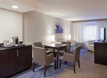 Suite, 1 King Bed, Roll-in Shower (Mobility Access)