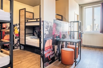 Bed in mixed dormitory with 8 beds