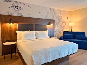 Deluxe Room, 1 King Bed, Accessible Bathtub
