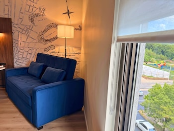 Deluxe Room, 1 King Bed, City View