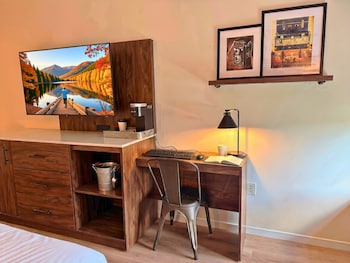 Deluxe Room, 1 King Bed, Accessible Bathtub