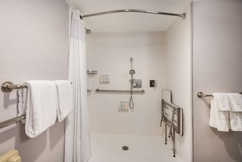 Room, 2 Queen Beds, Accessible (Mobility Roll in Shower)