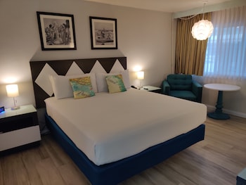 Deluxe Room, 1 King Bed, Pool View, Poolside