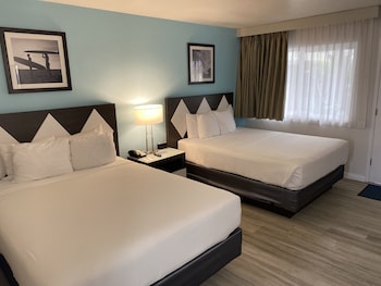 Deluxe Room, 2 Queen Beds, Pool View, Poolside