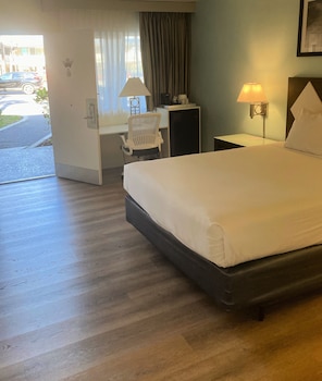 Standard Room, 1 Queen Bed, Accessible
