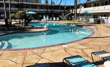 Deluxe Room, 2 Queen Beds, Pool View, Poolside