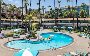 Deluxe Room, 1 King Bed, Pool View, Poolside