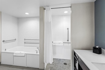 Suite, 1 King Bed, Accessible (3x3 Shower)