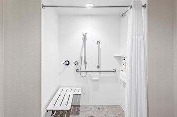 Room, 2 Queen Beds, Accessible (Roll-In Shower)