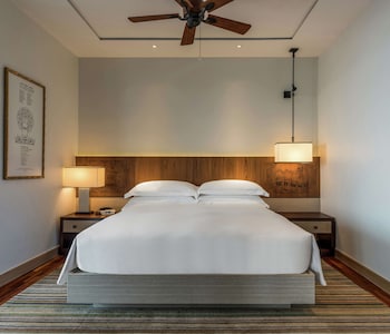 Suite, 1 King Bed, Club Lounge Access, Oceanfront