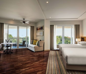 Executive Suite, 2 Twin Beds, Club Lounge Access, Oceanfront