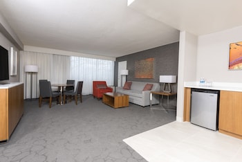 Suite, 2 Queen Beds, Kitchenette