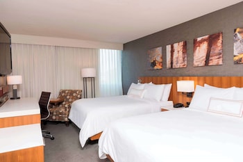 Room, 2 Queen Beds, Pool View