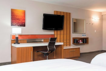 Room, 2 Queen Beds, Pool View