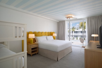 Deluxe Room, 1 Double Bed, Lanai, Pool View