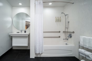Deluxe Room, 1 Double Bed, Lanai (Mobility/Hearing Accessible, Tub)