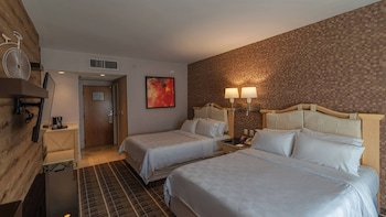 Standard Room, 2 Queen Beds, Ground Floor