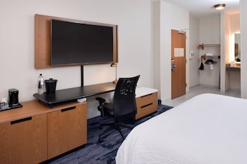 Room, 1 King Bed, Roll-in Shower