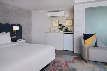 Suite, 1 King Bed (Living Area)
