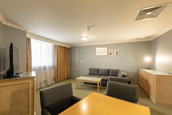 Suite, 1 King Bed, Corner