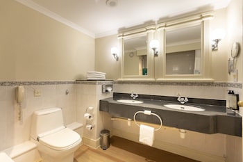 Suite, 1 King Bed, Corner