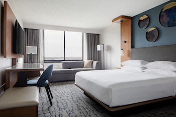 Club Room, 1 King Bed with Sofa bed (Hearing Accessible)