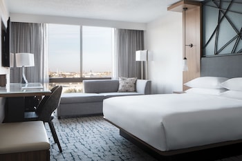 Concierge Room, Club Room, 1 King Bed with Sofa bed