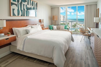 Deluxe Room, 1 King Bed, Partial Ocean View